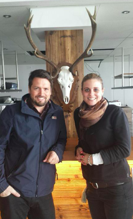 Das Rigi-Restaurant Bärggnuss erstrahlt in neuem Glanz: Othmar Buob und Simone Emmenegger freuen sich über das dekorative Hirschgeweih
