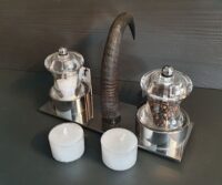 Menage aus Chromstahl mit Salz- und Pfeffermühle