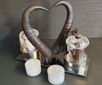 Menage (mit Salz- und Pfeffermühle) aus Chromstahl mit Gamskrickel in Herzform