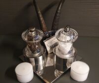 Menage aus Chromstahl mit Salz- und Pfeffermühle