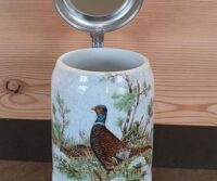 Bierhumpen mit Wildmotiv aus Steingut mit Zinndeckel